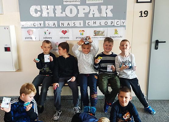 Chłopcy na tle napisu super chłopaki