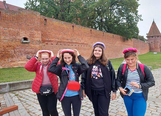 Dziewczynki prezentują zakupione pamiątki