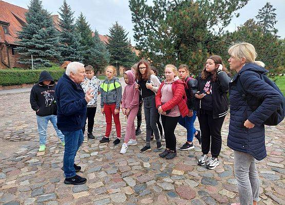 Uczestnicy wycieczki słuchają przewodnika