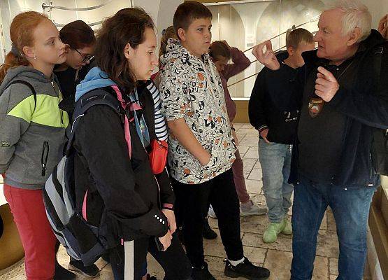 Uczestnicy wycieczki słuchają przewodnika