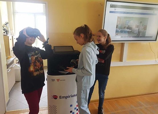 Dziewczynka w goglach wykonuje eksperyment chemiczny