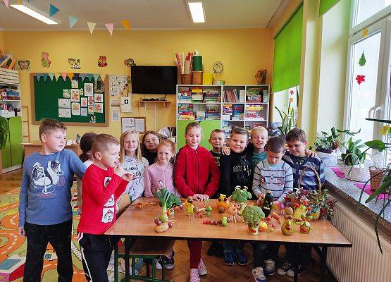 Uczniowie prezentują swoje prace