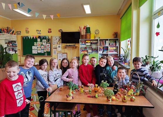 Uczniowie prezentują swoje prace