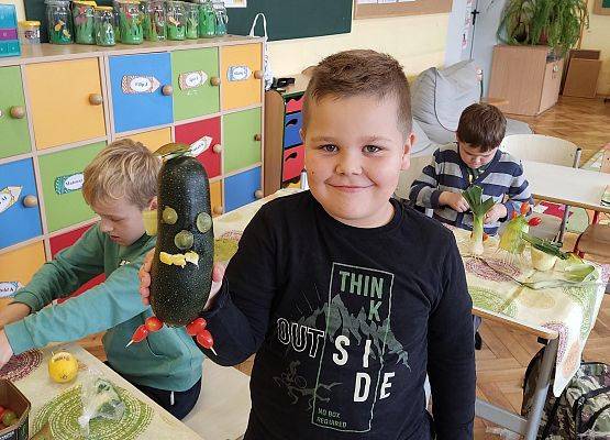 Uczeń prezentuje wykonanego z warzyw stworka