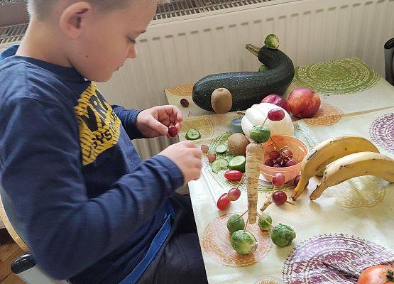 Uczeń wykonuje z warzyw stworka