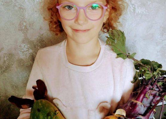 Uczennica prezentuje swoje prace