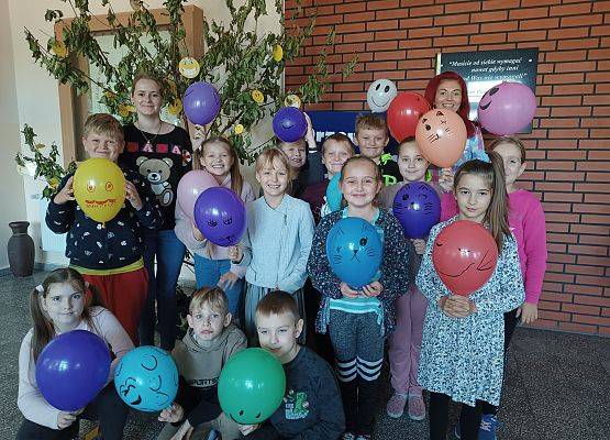 Uczniowie prezentują swoje balonowe emotikonki