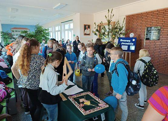 Dzieci przy stoiskach z zabawami