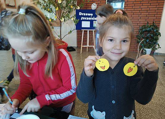 Dziewczynka prezentuje swoje emotikony