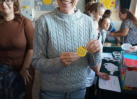 Nauczycielka prezentuje swoją balonową emotikonę
