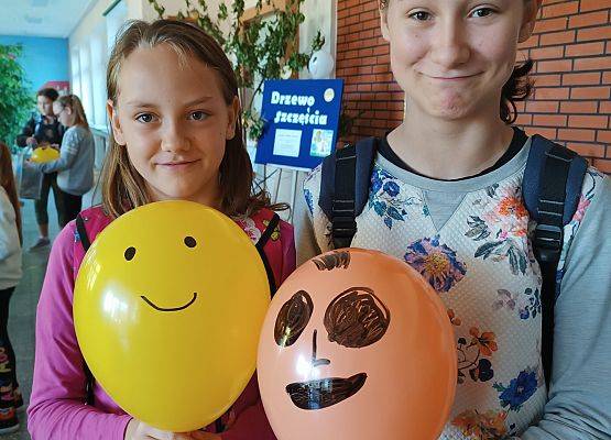 Uczennica prezentuje swoją balonową emotikonę..