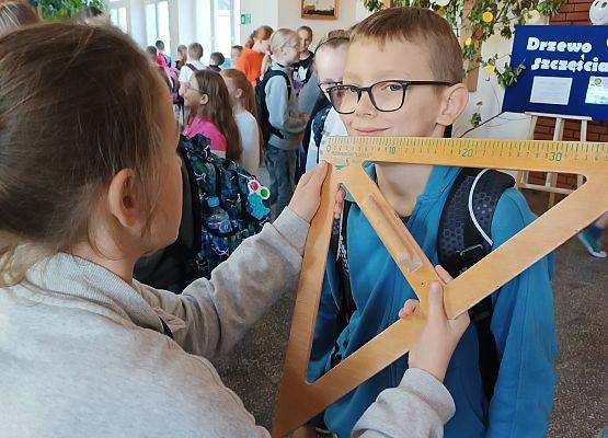 Uczeń mierzy swój uśmiech