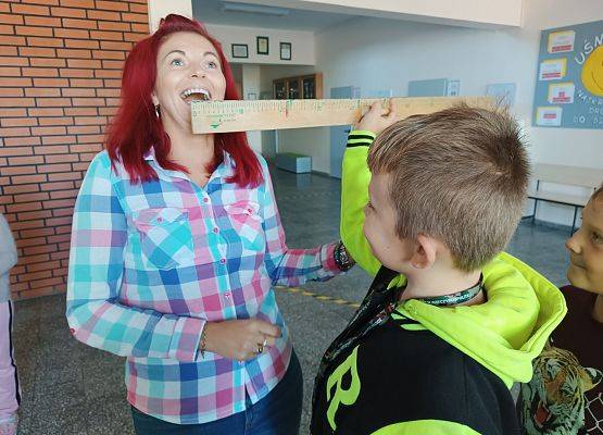 Uczeń mierzy uśmiech wychowawczyni