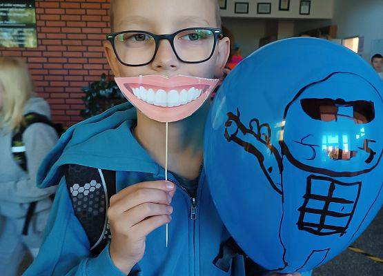 Uczeń prezentuje swoją balonową emotikonę