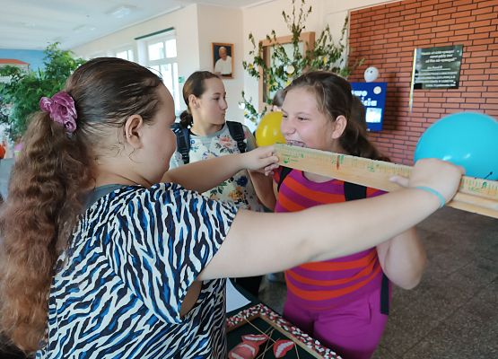 Uczennica mierzy swój uśmiech