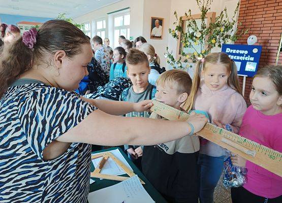 Uczennica mierzy uśmiech chłopcu