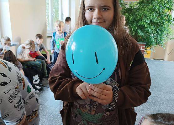 Uczennica prezentuje swoją balonową emotikonę