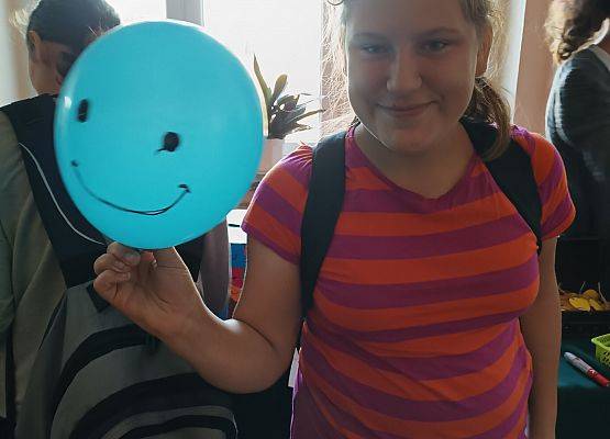 Uczennica prezentuje swoją balonową emotikonę