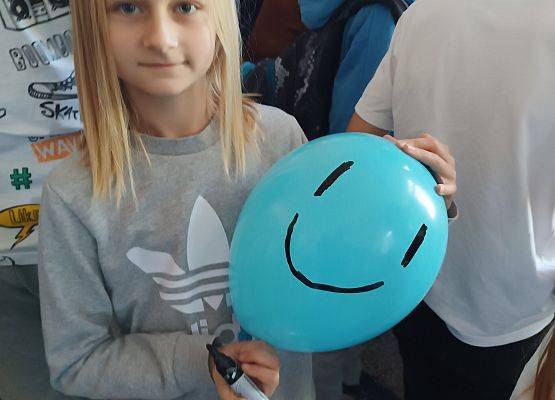 Uczennica prezentuje swoją balonową emotikonę
