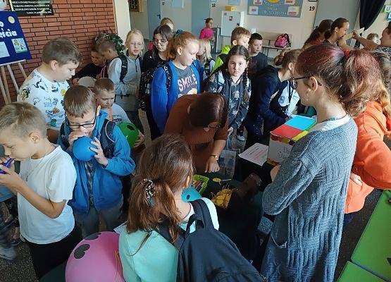 Uczniowie podczas przerwy przy stoisku