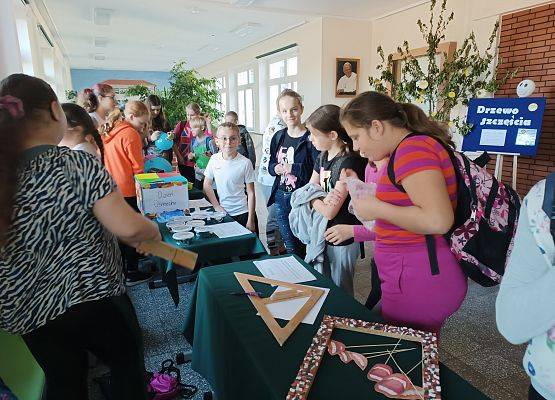 Uczniowie podczas przerwy przy stoisku