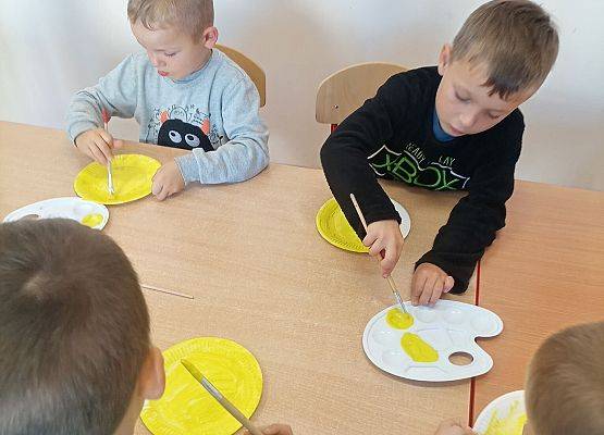 Dzieci malują farbami