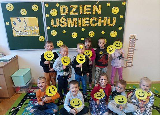 Grupowe zdjęcie dzieci z dekoracjami na dzień uśmiechu