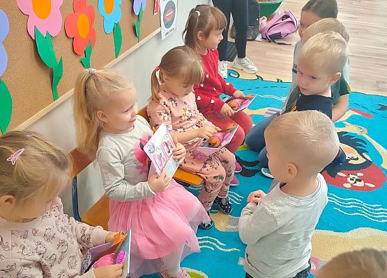 Chłopcy składają życzenia