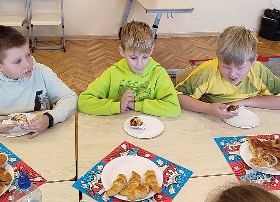 Dzieci podczas słodkiego poczęstunku