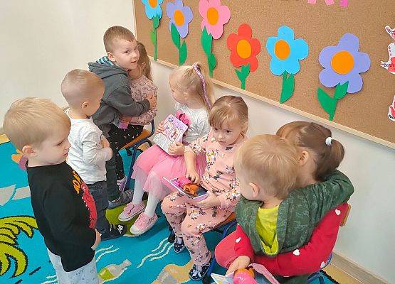 Chłopcy składają życzenia