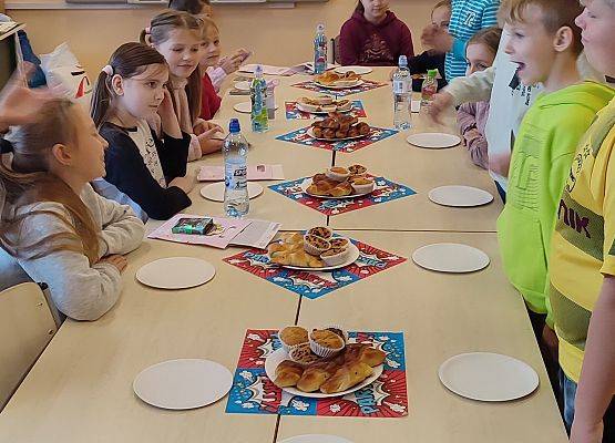 Dzieci podczas słodkiego poczęstunku