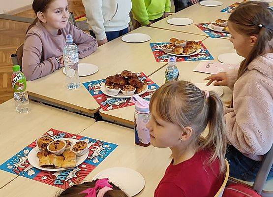 Dzieci podczas słodkiego poczęstunku