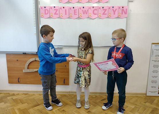 Chłopiec wręcza upominek