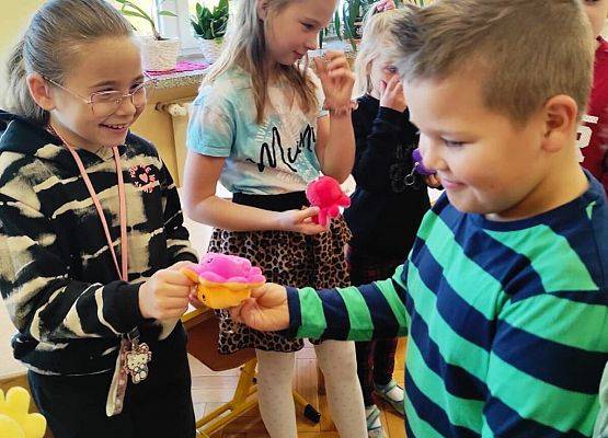 Chłopiec wręcza upominek koleżance