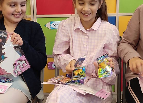 Dziewczynki oglądają upominki