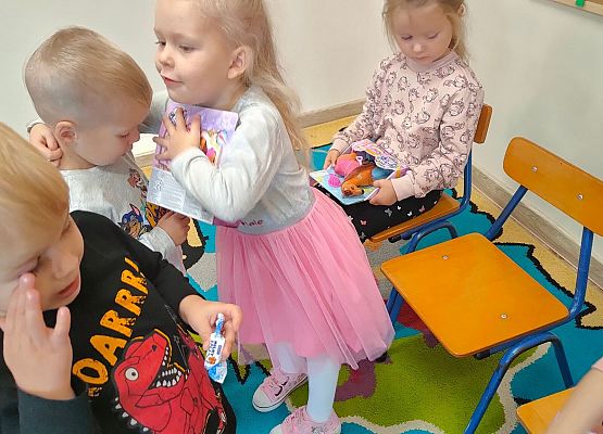 Dziewczynka przytula chłopca