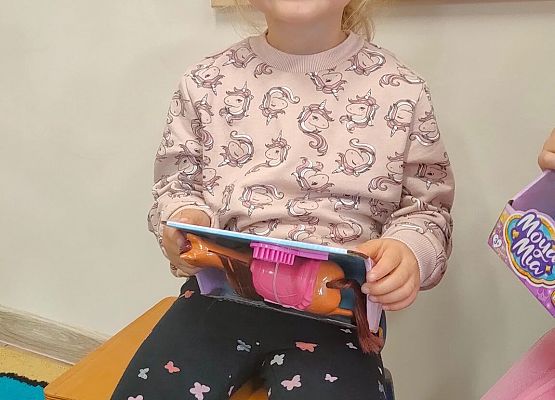 dziewczynka się uśmiecha