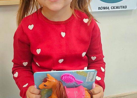 Dziewczynka trzyma konika