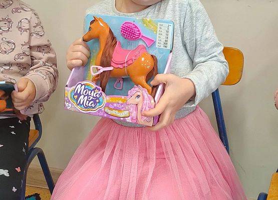 Dziewczynka trzyma konika