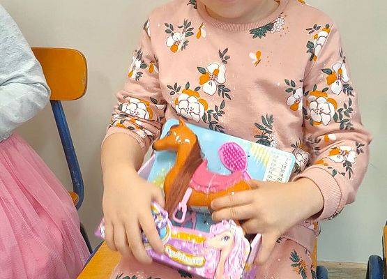 Dziewczynka trzyma konika