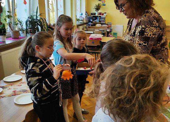 Nauczycielka rozdaje upominki