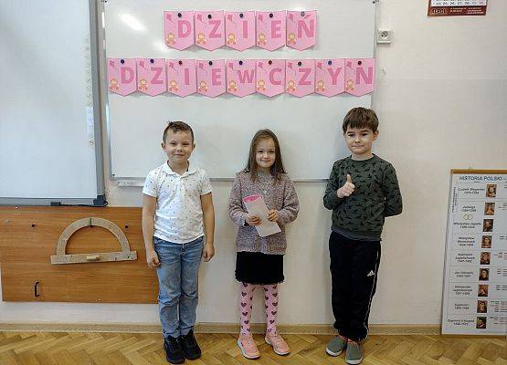 Dziewczynka pokazuje upominek