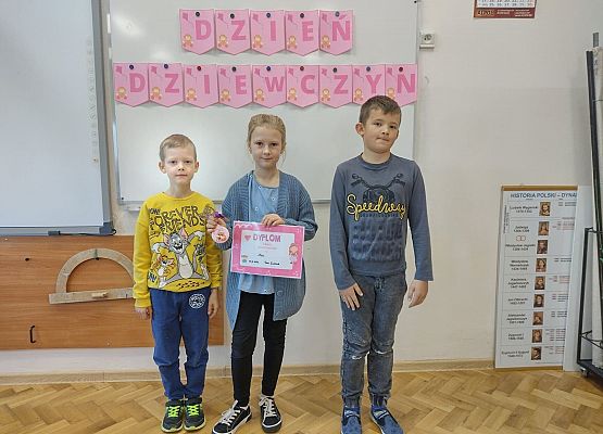 Dziewczynka pokazuje upominek