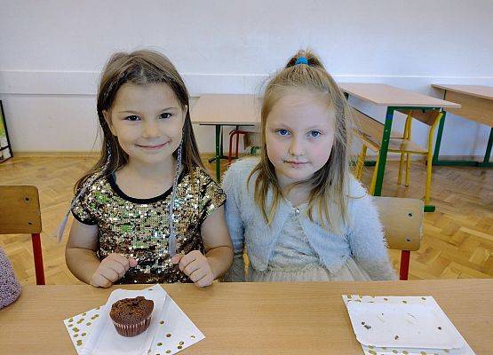 dzieci podczas słodkiego poczęstunku