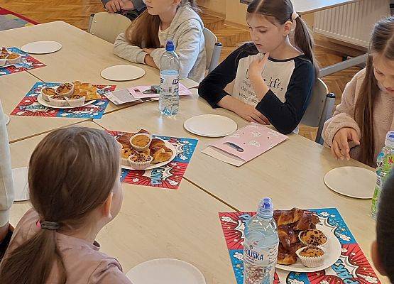 dzieci podczas słodkiego poczęstunku