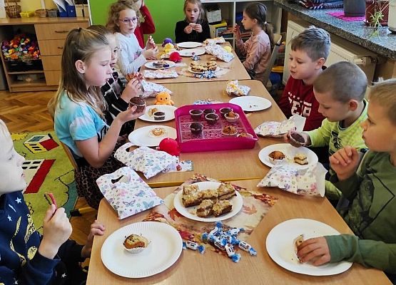 dzieci podczas słodkiego poczęstunku