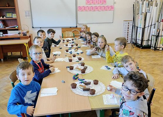 dzieci podczas słodkiego poczęstunku