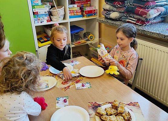 dzieci podczas słodkiego poczęstunku