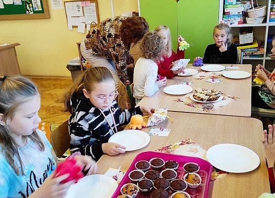 dzieci podczas słodkiego poczęstunku