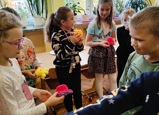 Chłopcy składają życzenie dziewczynkom